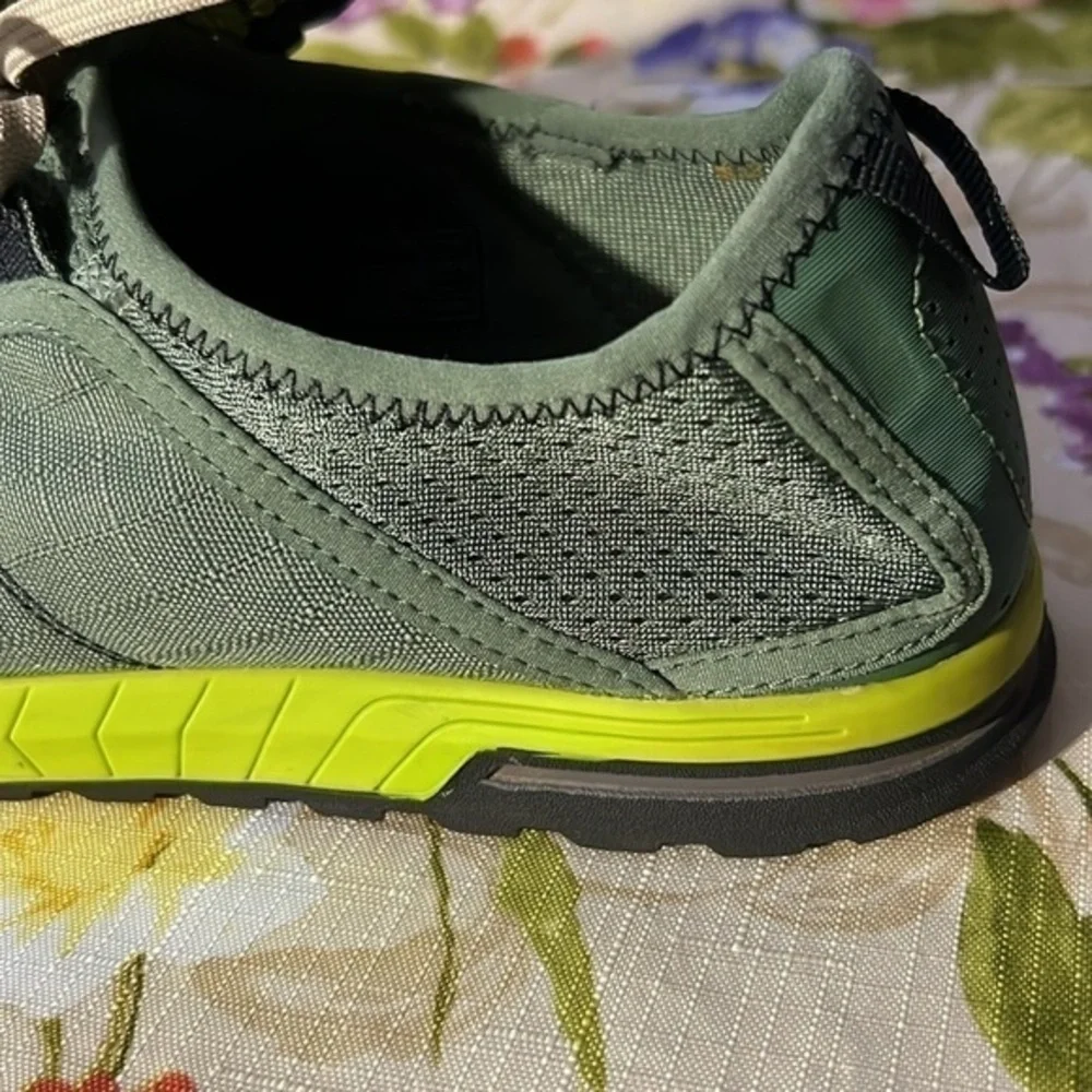 Teva SIZE 9,  S/N 1000225 green lace up shoes.